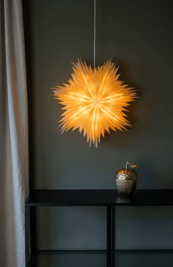 Papierstern Ø60 Gold Von Konstsmide - Mit seinem eleganten Design und dem sanften Licht verbreitet es eine ruhige und heimelige Weihnachtsstimmung.