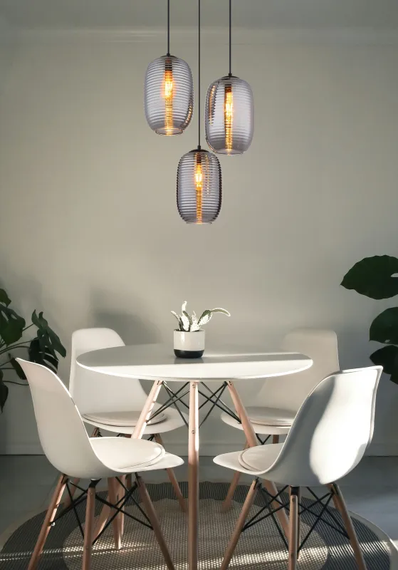 Jefrey Ø47 Rauchfarben hängelampe Von Globo Lighting - Denna eleganta taklampa har en rund form och &auml;r utrustad med tre rundade kupor i r&ouml;kf&auml;rgat glas.