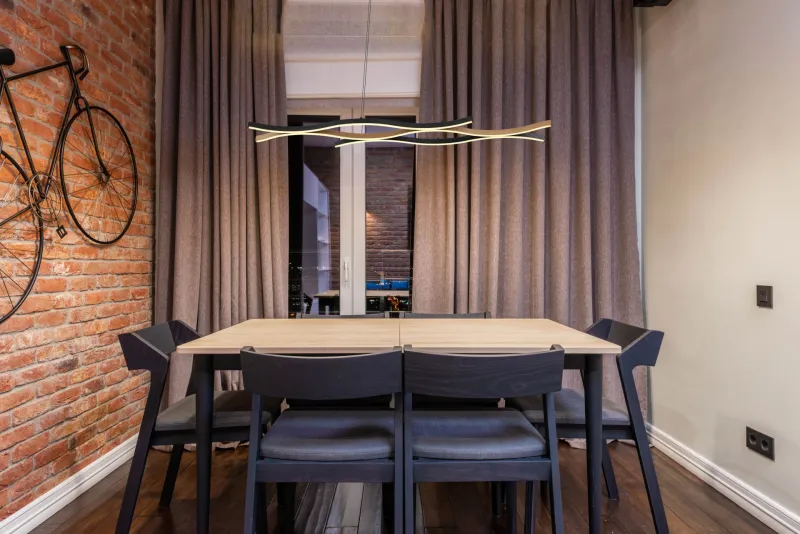 Geronimo 108cm Natur hängelampe Von Globo Lighting - Den mattsvarta metall- och aluminiumstommen, kompletterad med tr&auml;liknande dekorationer och en opalf&auml;rgad plastsk&auml;rm, ger en stilren och harmonisk estetik.