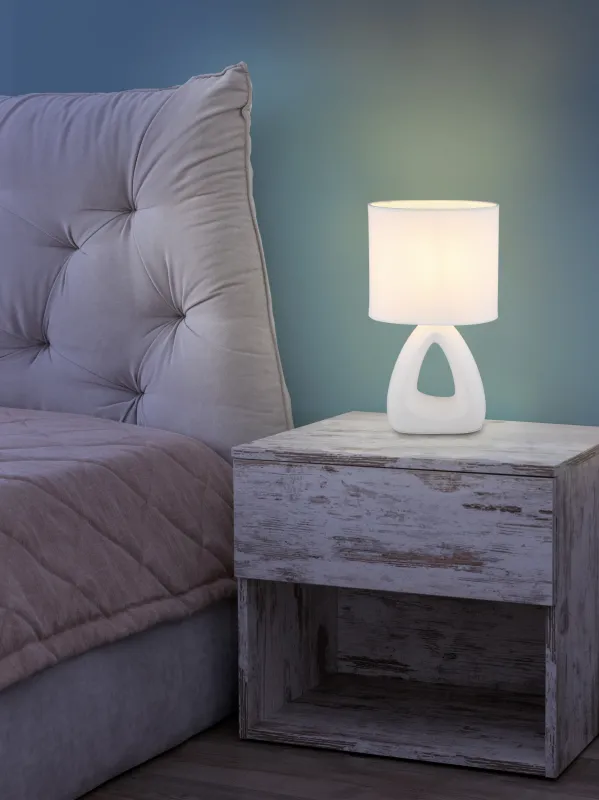 Triangle 30cm Weiß tischlampe Von Globo Lighting - Den triangelformade basen med ett stilrent utskuret h&aring;l ger ett modernt intryck, medan den ovala textilsk&auml;rmen i vit f&auml;rg sprider ett behagligt och j&auml;mnt ljus.