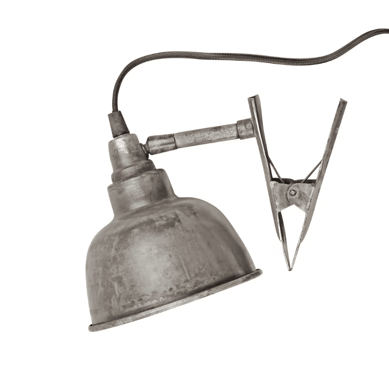 Anna Antikes Silber klemmlampe Von Strömshaga - Klemmstrahler mit antik-silberfarbener Oberfläche.