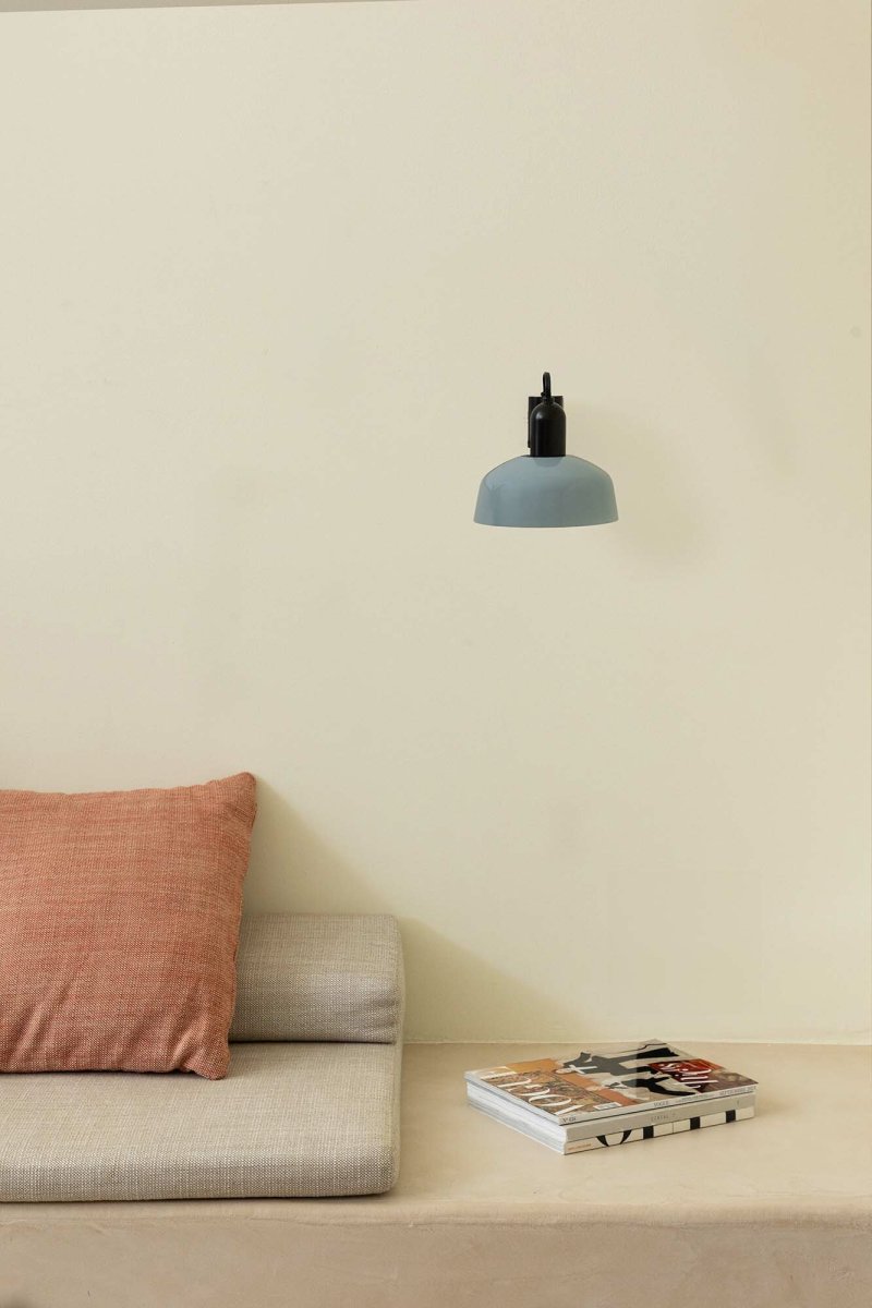 Tatawin Ø18 Graublau wandlampe Von Faro Barcelona - Tatawin ist eine Wandleuchte mit schwarzer Struktur und grauem Metallschirm, der fokussiertes Licht spendet.