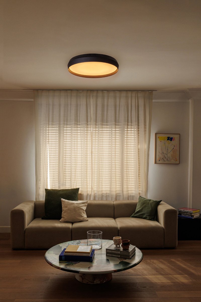 Shoku Ø60 Schwarz deckenleuchte Von Faro Barcelona - Die versenkte Lichtquelle sorgt f&uuml;r eine angenehme und blendfreie Allgemeinbeleuchtung, w&auml;hrend das Licht einen einzigartigen inneren Glanz erzeugt.