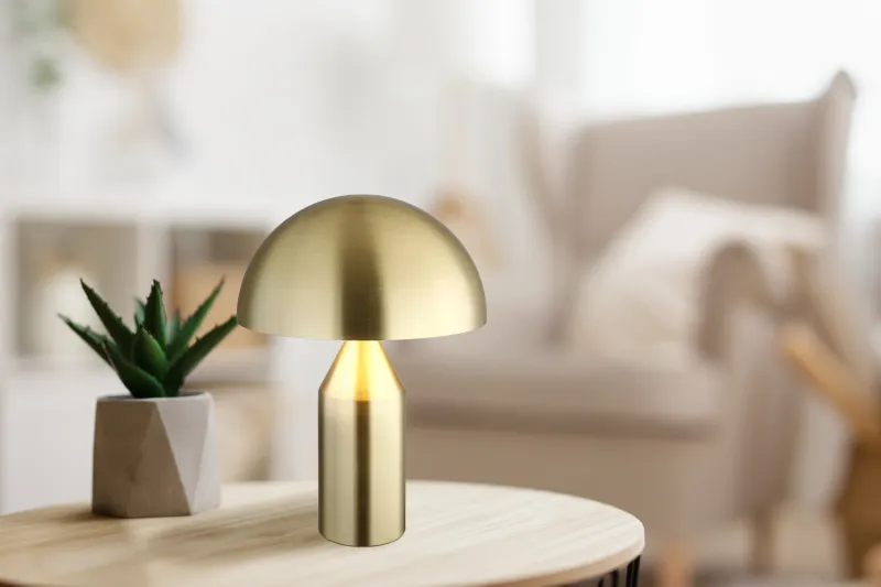 Atoma 40cm Messing tischlampe Von Globo Lighting - Sk&auml;rmen i matt m&auml;ssing och vitt skapar en harmonisk kontrast och ger en behaglig ljusspridning.