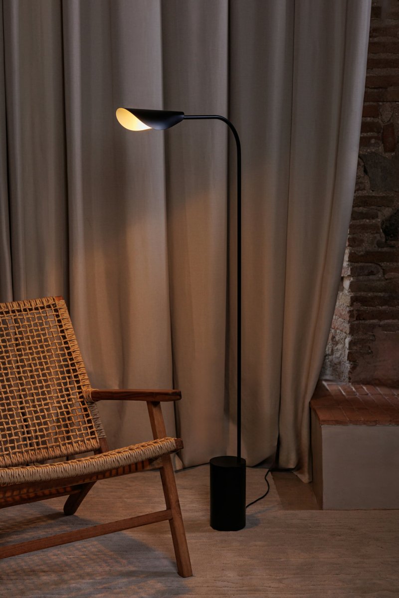 Liggera Schwarz stehlampe Von Faro Barcelona - Dank ihrer Leichtigkeit und stilvollen &Auml;sthetik f&uuml;gt sich Liggera in jede Umgebung ein &ndash; vom modernen Zuhause bis zum kreativen Arbeitsbereich &ndash; und verleiht ihr einen ruhigen, ausgewogenen Ausdruck.