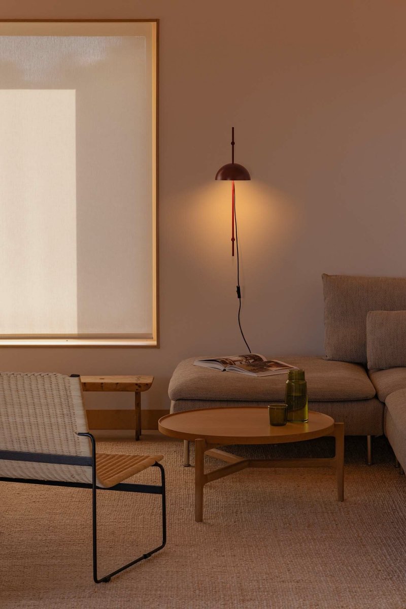 Matilda 60cm Burgund wandlampe Von Faro Barcelona - Der drehbare Schirm und die H&ouml;henverstellung bieten gro&szlig;e Flexibilit&auml;t und erm&ouml;glichen unterschiedliche Lichteinstellungen &ndash; perfekt f&uuml;r L&ouml;sungs- und Stimmungsbeleuchtung.