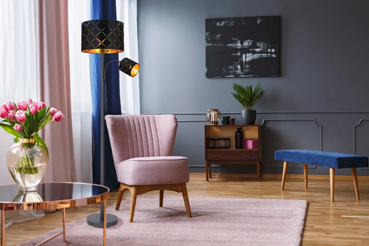 Sunna Schwarz stehlampe Von Globo Lighting - Den runda stommen i h&ouml;gkvalitativ svart metall ger stabilitet och tidl&ouml;s charm, medan den svarta lampsk&auml;rmen i sammet med dekorativa utsk&auml;rningar tillf&ouml;r en lyxig k&auml;nsla och skapar ett fascinerande ljusspel.