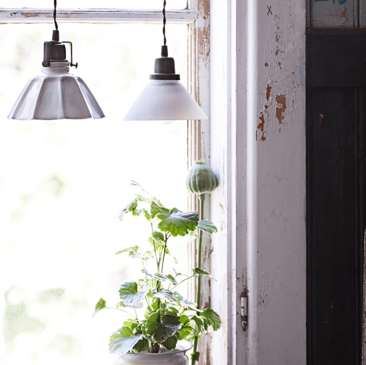 Margareta Ø18 Weiß fensterlampe Von Strömshaga - Der Schirm hat eine marmorierte Oberfl&auml;che, die von Hand bemalt wurde, daher k&ouml;nnen Unebenheiten und Unterschiede auftreten.