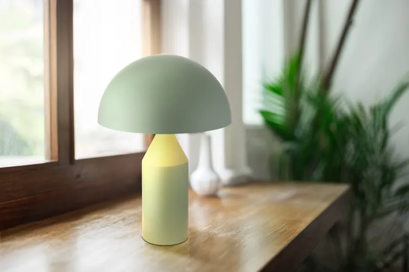 Atoma 40cm Grün tischlampe Von Globo Lighting - Sk&auml;rmen i matt, d&aring;v gr&ouml;n f&auml;rg och vitt skapar en harmonisk kontrast och ger en behaglig ljusspridning.