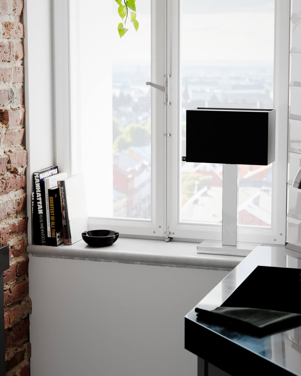 Prime 47cm Chrom tischlampe Von By Rydéns - Entdecken Sie die M&ouml;glichkeiten der Tischleuchte Prime aus Metall mit Stoffschirm und sorgen Sie mit ihrem eleganten Design und der dezenten Beleuchtung f&uuml;r einen bezaubernden Effekt in Ihrem Fenster.