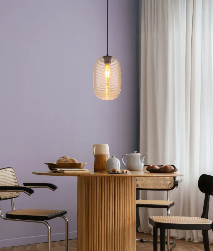 Jefrey Ø20 Bernstein hängelampe Von Globo Lighting - Denna eleganta taklampa &auml;r utrustad med en rund glaskupa i varm b&auml;rnstensf&auml;rg.