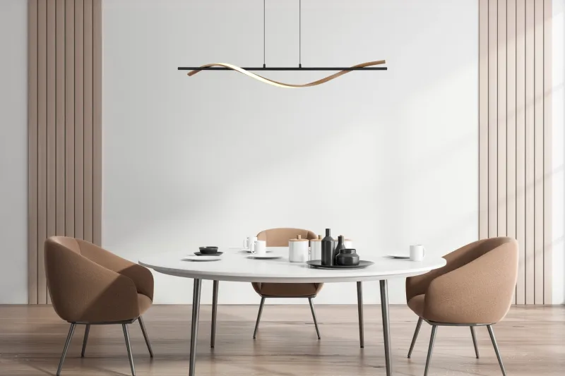 Watkins 115cm Schwarz hängelampe Von Globo Lighting - Den raka st&aring;ngen i mattsvart metall utstr&aring;lar enkel elegans, medan aluminium med m&ouml;rk tr&auml;look och den opalf&auml;rgade plastsk&auml;rmen skapar en harmonisk kontrast.
