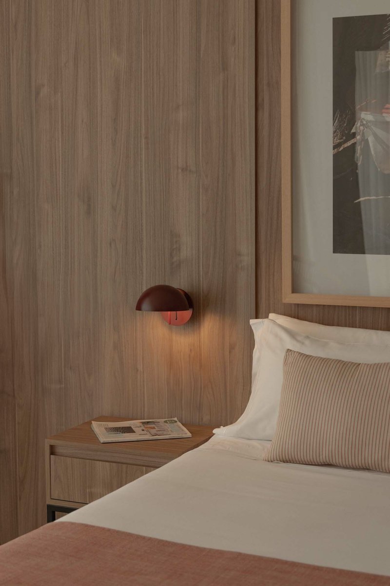Matilda Ø17 Burgund leselampe Von Faro Barcelona - Der drehbare Schirm und die H&ouml;henverstellung machen sie vielseitig und flexibel &ndash; perfekt f&uuml;r Ambiente- und Funktionsbeleuchtung.