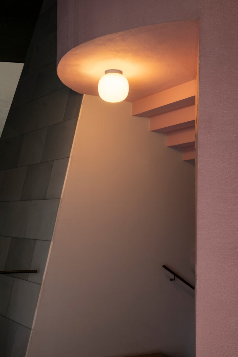 Amelia Ø22 Weiß badezimmerlampe Von Faro Barcelona - Der abgerundete Diffusor sorgt f&uuml;r eine gro&szlig;z&uuml;gige Lichtverteilung ohne Blendung und macht die Leuchte ideal f&uuml;r die stimmungsvolle Allgemeinbeleuchtung in Wohnr&auml;umen und &ouml;ffentlichen Bereichen.