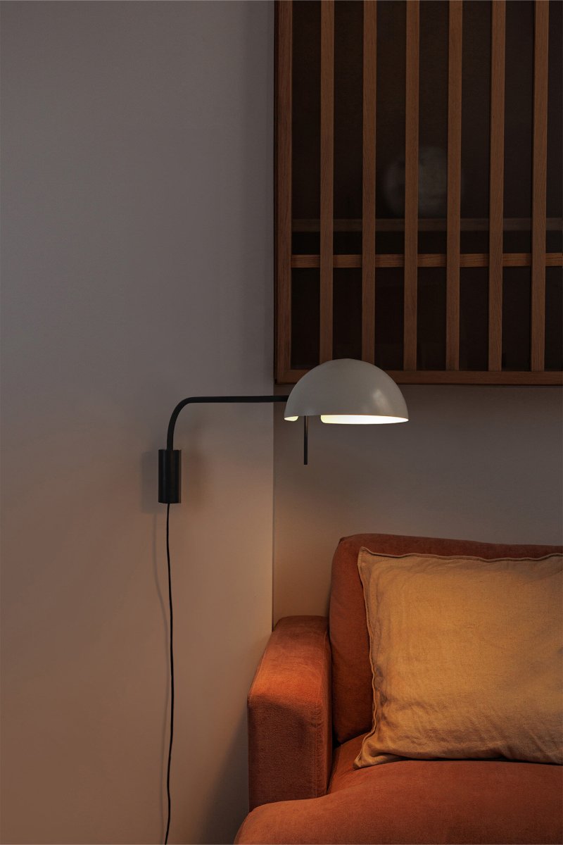 Dominica 88cm Beige wandlampe Von Faro Barcelona - Mit ihren klaren, geometrischen Formen und ihrem klaren industriellen Ausdruck verbindet sie St&auml;rke mit raffinierter Eleganz.