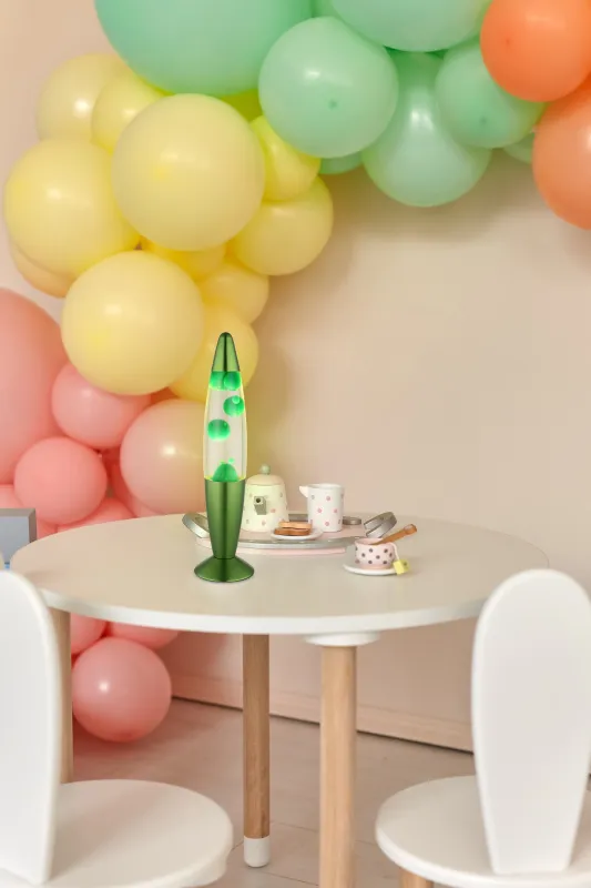 Etna Grün kinderlampe Von Globo Lighting - Etna &auml;r en fascinerande lavalampa med klar v&auml;tska och gr&ouml;nt vax som sm&auml;lter l&aring;ngsamt och skapar hypnotiska ljuseffekter.