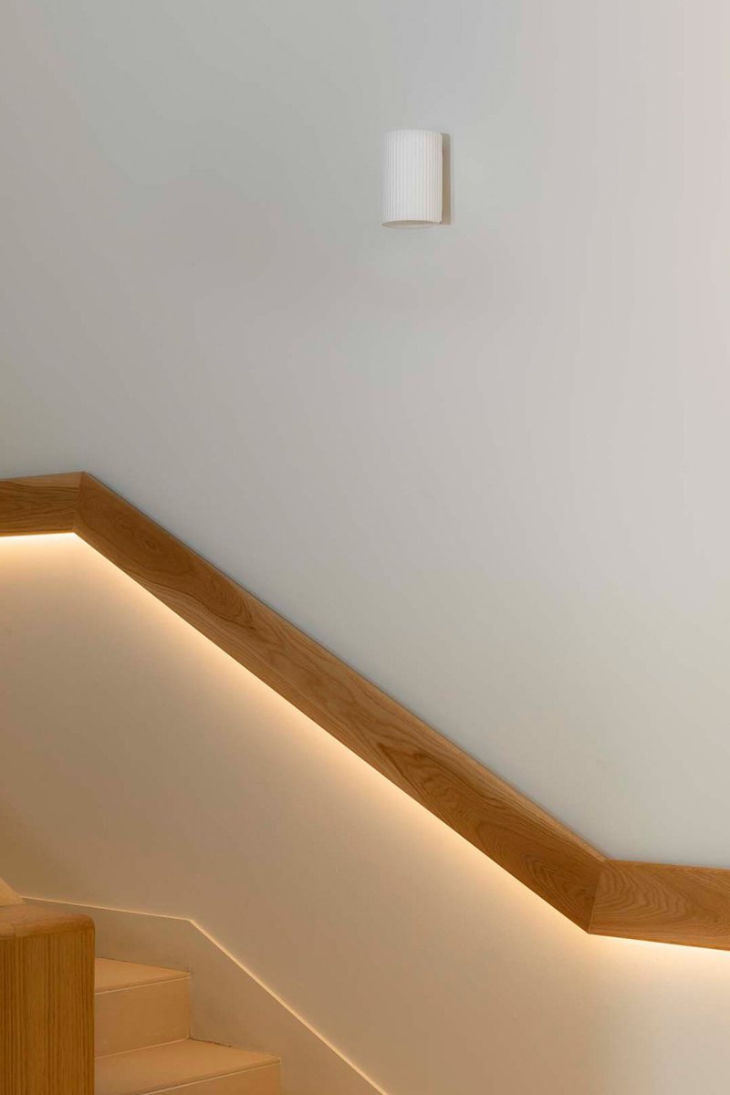 Sole 10cm Weiß wandlampe Von Faro Barcelona - Sole ist eine wei&szlig;e Wandleuchte mit glatter Oberfl&auml;che, die Funktion und Form in einem kompakten Format vereint.