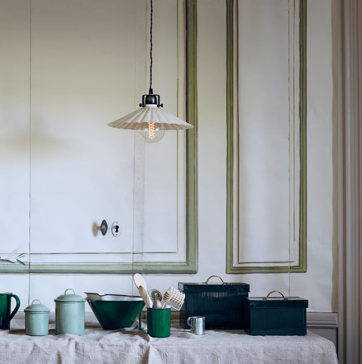 Anita Ø30 Weiß fensterlampe Von Strömshaga - Die Lampe verf&uuml;gt &uuml;ber ein schwarzes Textilkabel mit einer L&auml;nge von etwa 150 Zentimetern.