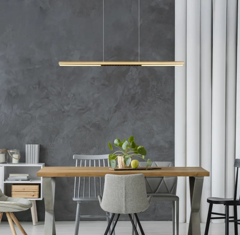 Cody 120cm Gold hängelampe Von Globo Lighting - Lampan &auml;r tillverkad av aluminium i en mattguld finish som ger ett elegant och tidl&ouml;st uttryck som smidigt sm&auml;lter in i olika inredningsstilar, perfekt f&ouml;r stora matbord eller k&ouml;ks&ouml;ar.