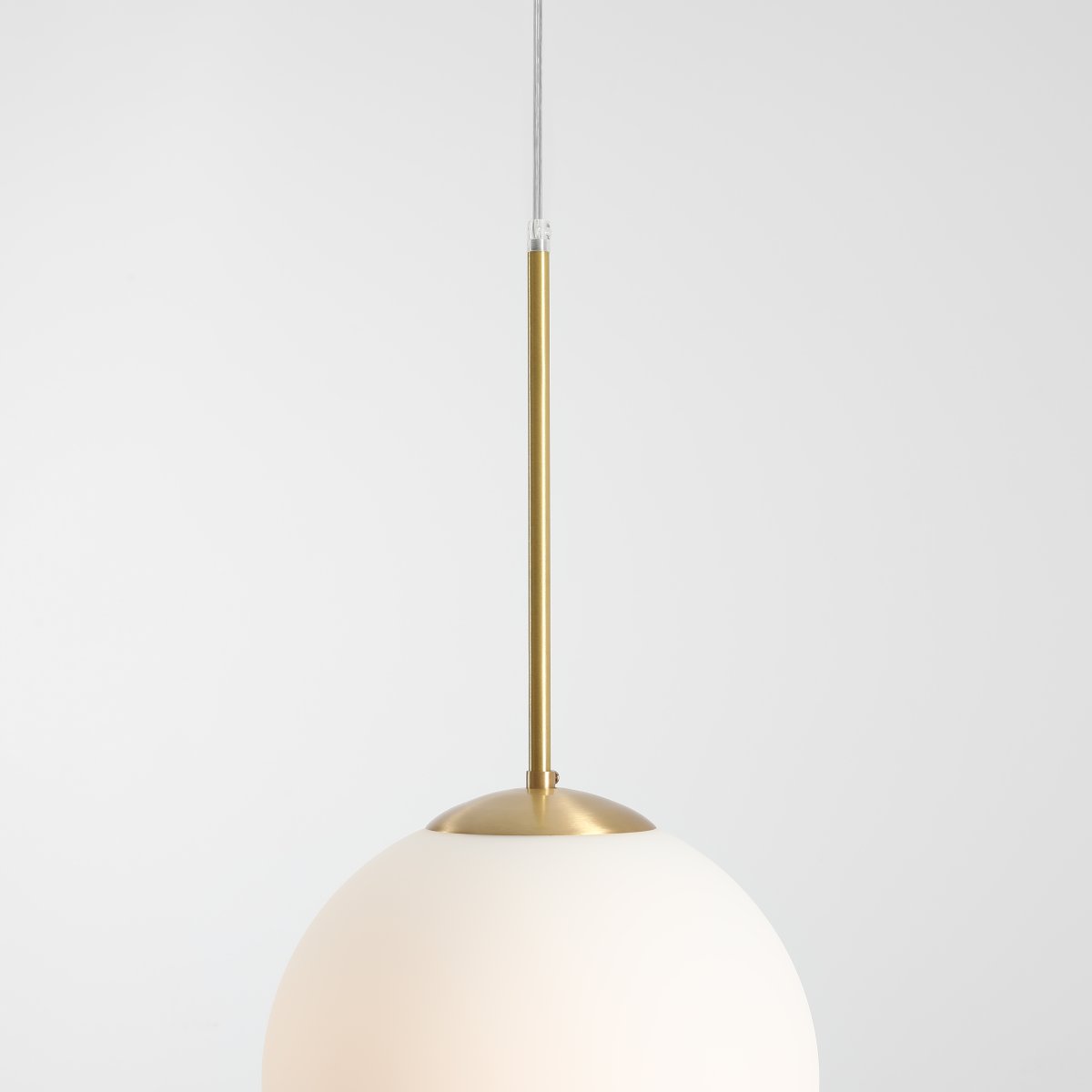 Bosso Ø30 Messing hängelampe Von Artera - Die Leuchte verbreitet ein sanftes und angenehmes Licht und eignet sich daher ideal f&uuml;r die Platzierung &uuml;ber dem Esstisch, im Flur oder Wohnzimmer.