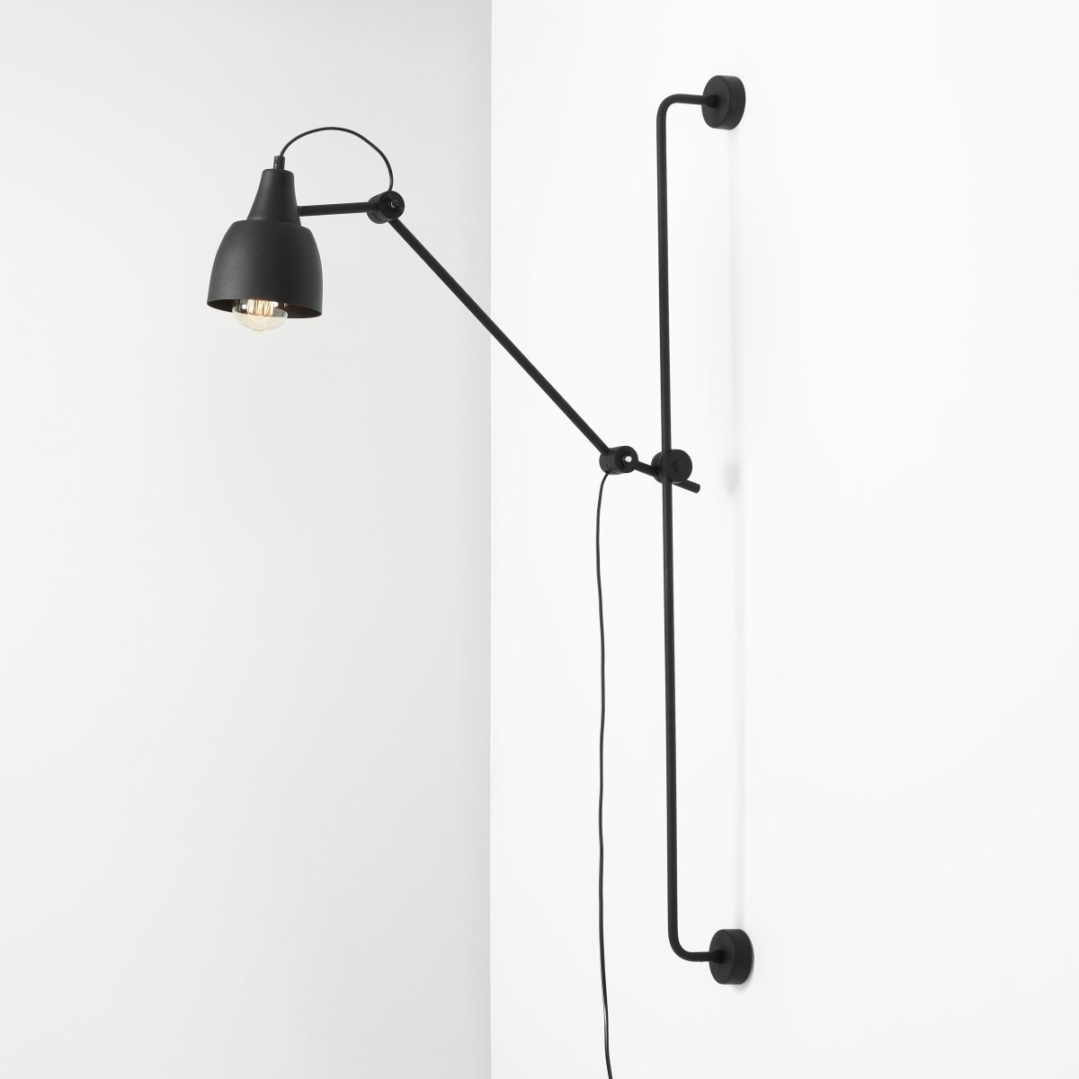 Dron 113cm Schwarz wandlampe Von Artera - Durch das schlichte und zugleich elegante Design fügt sich die Leuchte nahtlos in unterschiedliche Einrichtungsstile ein und bietet gleichzeitig eine praktische und effektive Beleuchtung für alle Gelegenheiten.