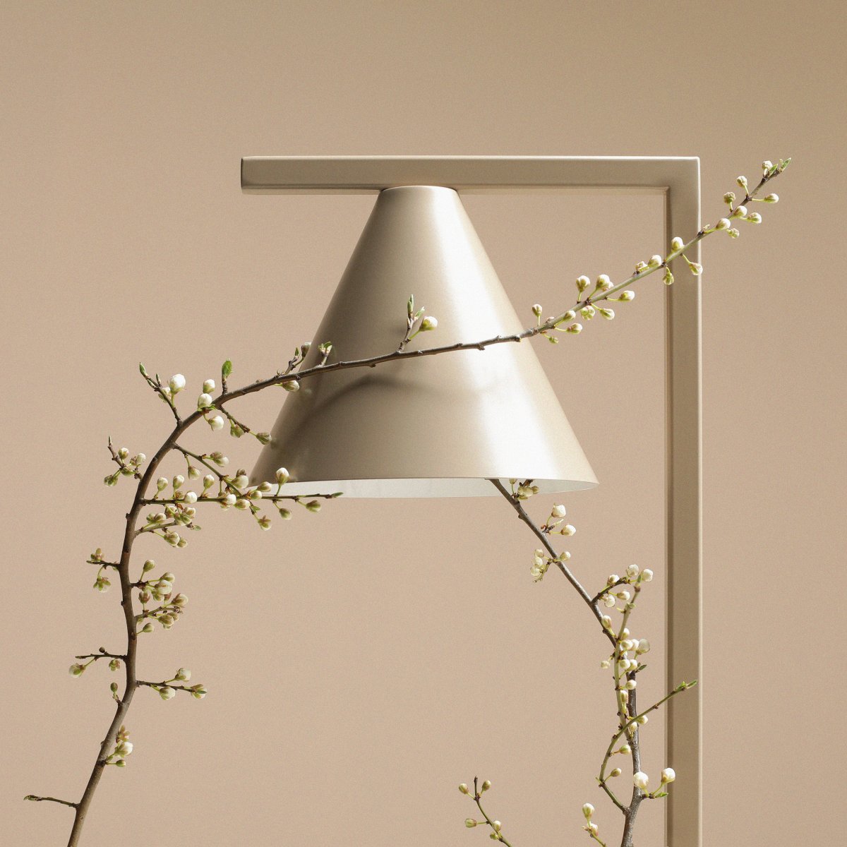 Form 40cm Beige tischlampe Von Artera - Durch das zeitlose Design und die dezente Farbe fügt sich die Lampe problemlos in verschiedene Einrichtungsstile ein und verleiht dem Raum gleichzeitig ein anspruchsvolles und modernes Flair.