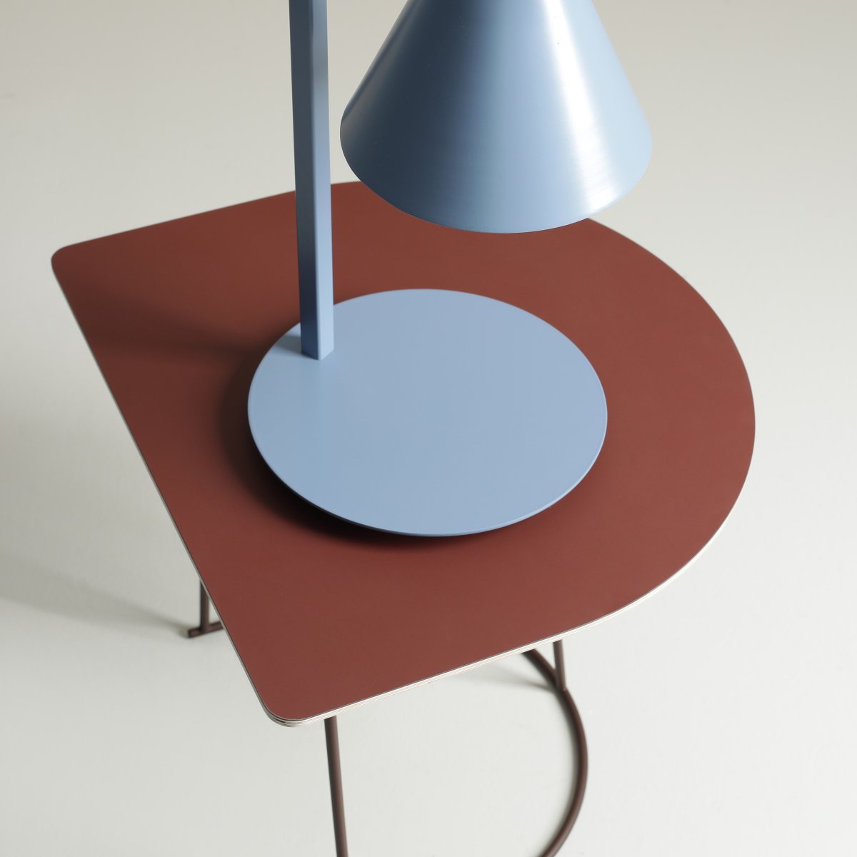 Form 40cm Blau tischlampe Von Artera - Durch das zeitlose Design und die dezente Farbe fügt sich die Lampe problemlos in verschiedene Einrichtungsstile ein und verleiht dem Raum gleichzeitig ein anspruchsvolles und modernes Flair.