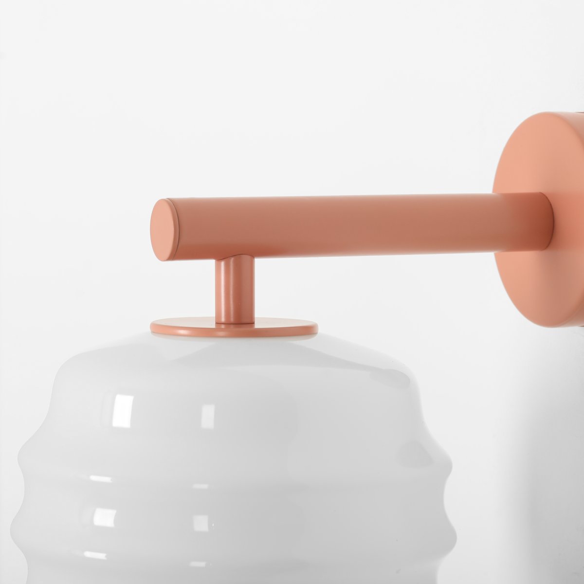 Puff 23cm Koralle wandlampe Von Artera - Die korallenrosa Metalldetails bilden einen schönen Kontrast zum hellen Glas und sorgen für eine warme Ausstrahlung.