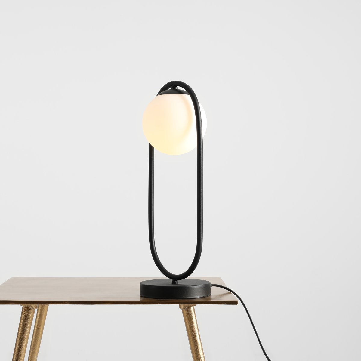 Riva 47cm Schwarz tischlampe Von Artera - Mit ihrem schwarzen Rahmen und der Opalkugel, die ein weiches, angenehmes Licht spendet, eignet sich die Lampe perfekt als dekorative Lichtquelle sowohl im Wohnzimmer, Schlafzimmer oder auf der Veranda.