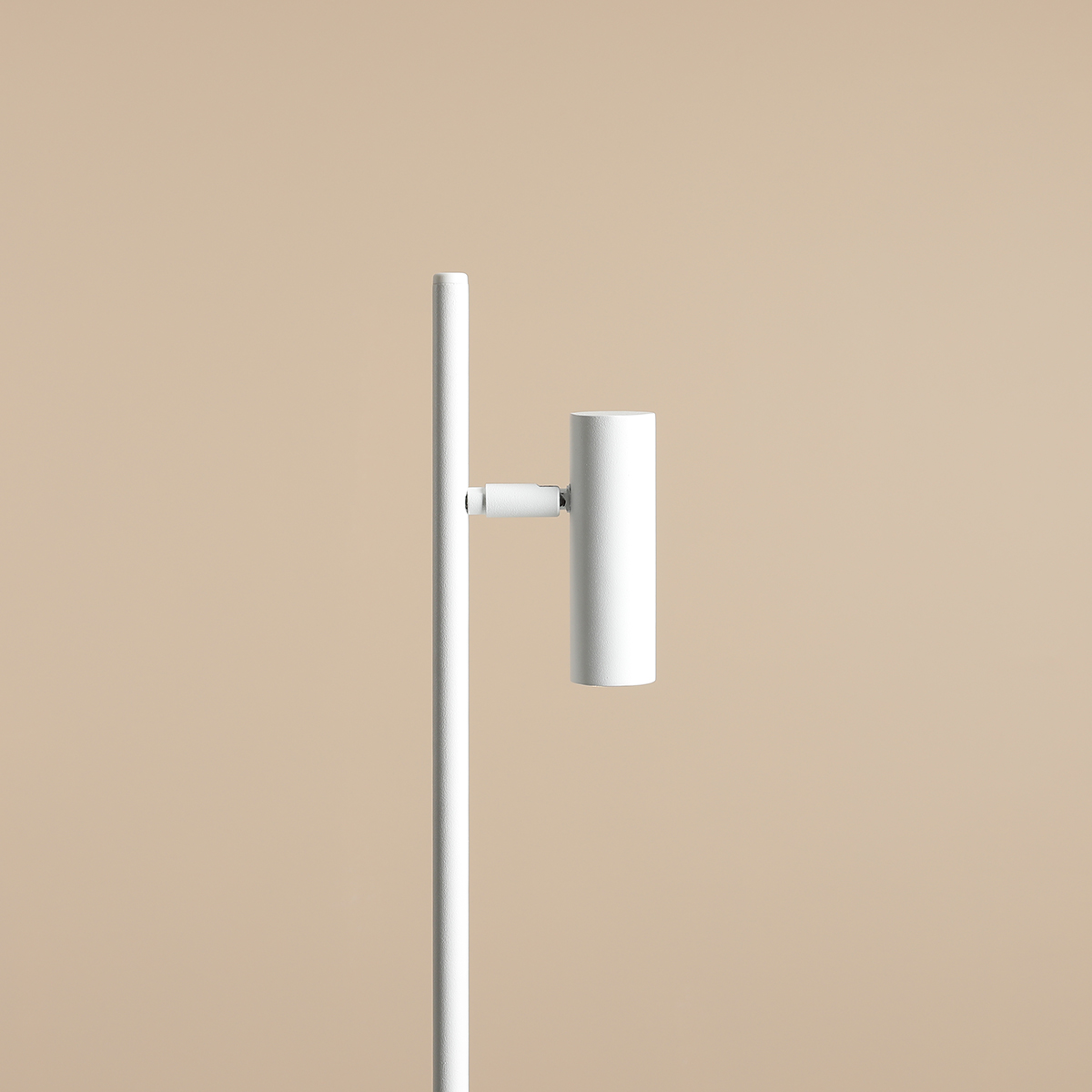 Trevo 54cm Weiß schreibtischlampe Von Artera - Die aus Metall gefertigte Tischleuchte Trevo bietet ein modernes und funktionales Design.