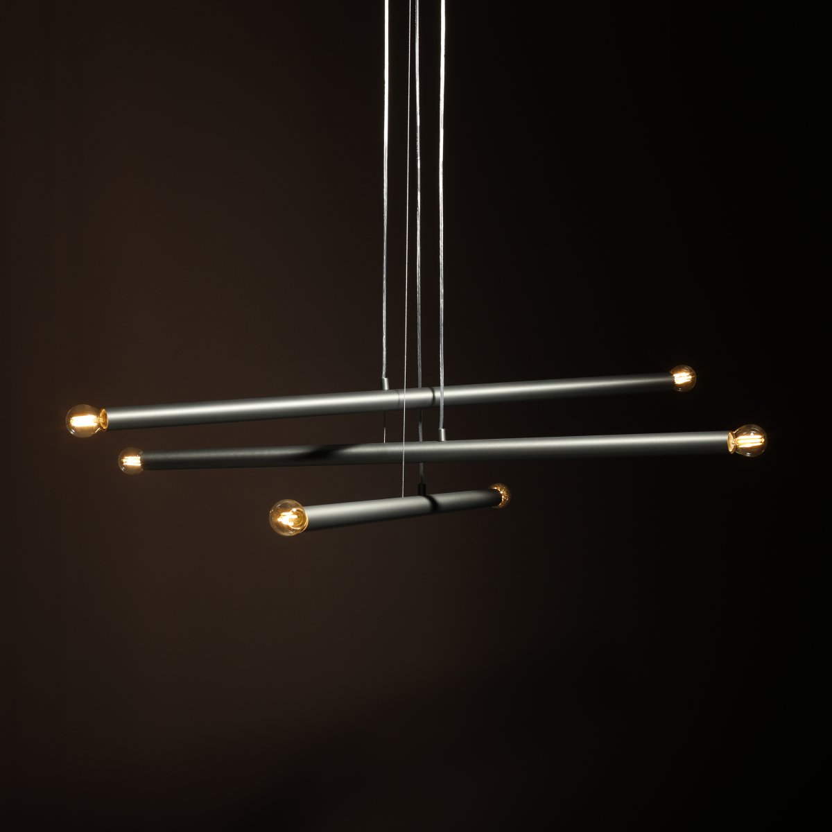 Tubo 6 100cm Stahl hängelampe Von Artera - Die Leuchte besteht aus drei schmalen Metallrohren in elegantem Stahl-Finish, die in unterschiedlichen H&ouml;hen und Winkeln angeordnet sind und so eine dynamische und luftige Optik erzeugen.