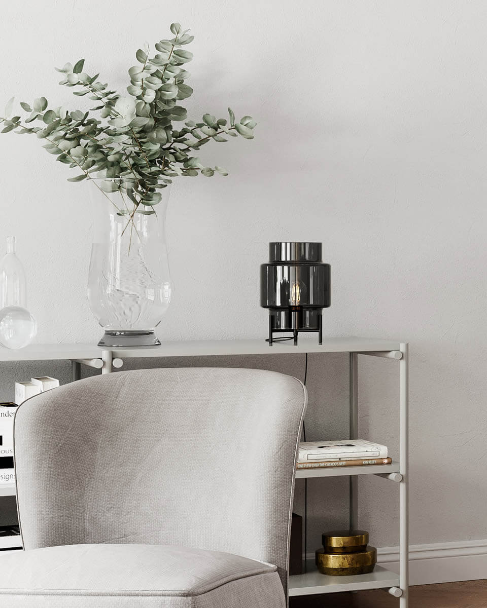Ebbot 30cm Rauchfarben tischlampe Von By Rydéns - Ebbot ist eine moderne Leuchte, die Ihrem Zuhause mindestens genauso viel Stil und Interieur verleiht wie sie f&uuml;r Licht sorgt.