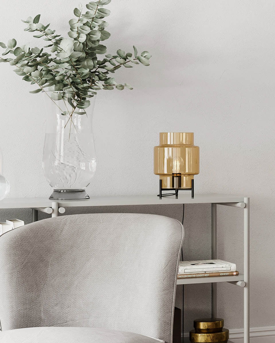 Ebbot 30cm Bernstein tischlampe Von By Rydéns - Ebbot ist eine moderne Leuchte, die Ihrem Zuhause mindestens genauso viel Stil und Interieur verleiht wie sie f&uuml;r Licht sorgt.