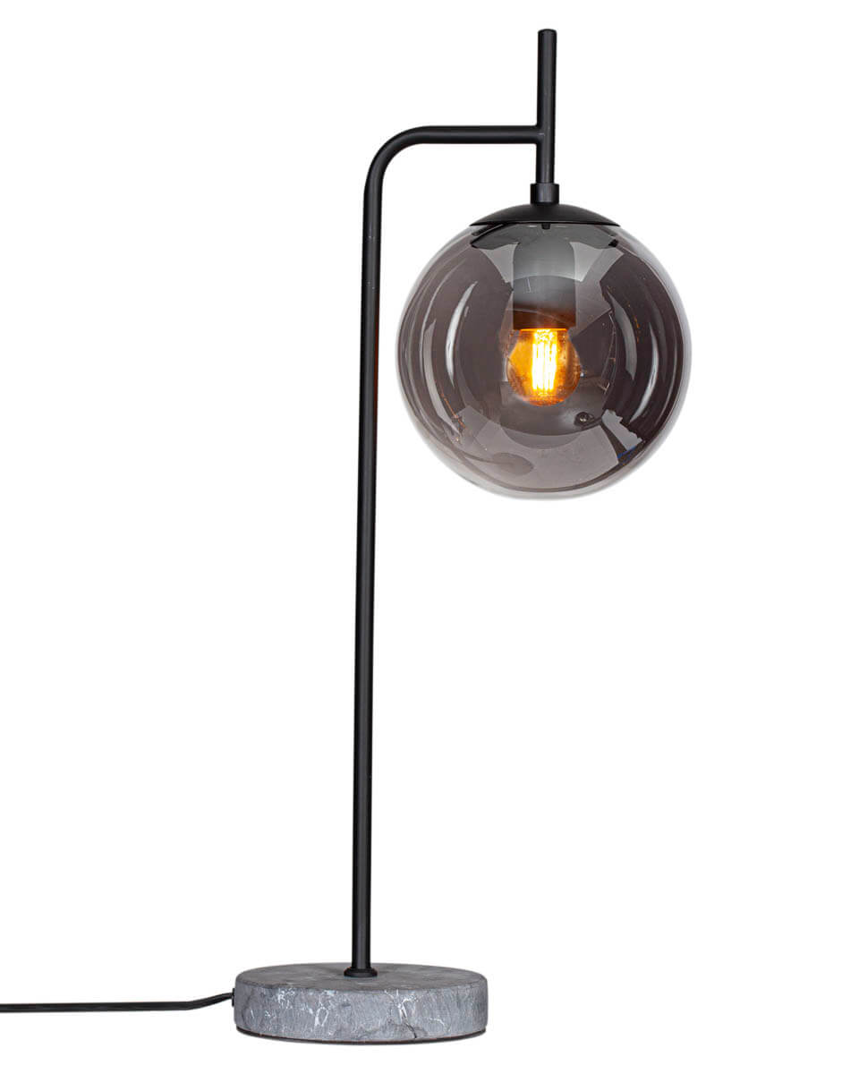 Boyle 60cm Schwarz tischlampe Von By Rydéns - Dank der Kombination aus grauem Marmor, schwarzem Metall und Rauchglas f&uuml;gt sich Boyle in die meisten Umgebungen ein, ohne dabei ihren besonderen Charakter zu verlieren.