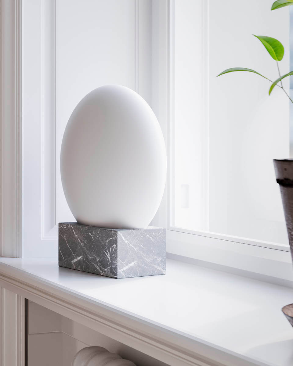 Glori 35cm Weiß tischlampe Von By Rydéns - Glori ist eine prachtvolle Tischleuchte, deren Kombination aus Marmor und Glas eine faszinierende Harmonie schafft.