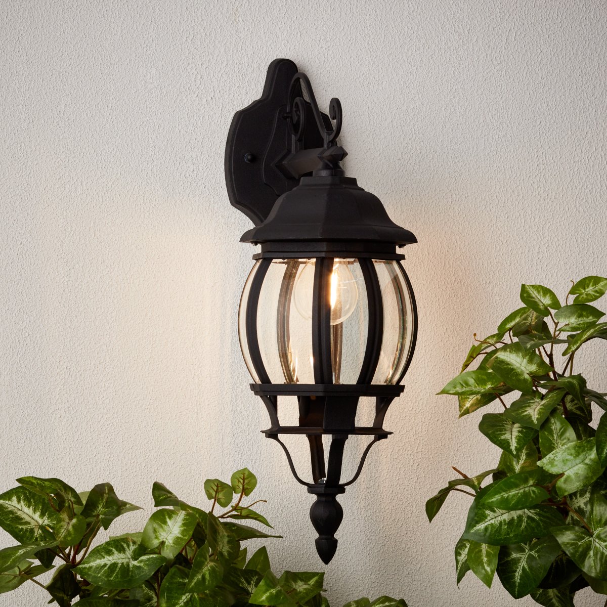 Istria Schwarz außenlampe Von Brilliant - Die klassische Außenwandleuchte Istria sorgt sowohl für dekoratives Licht als auch für mehr Sicherheit am Eingang oder entlang der Fassade.