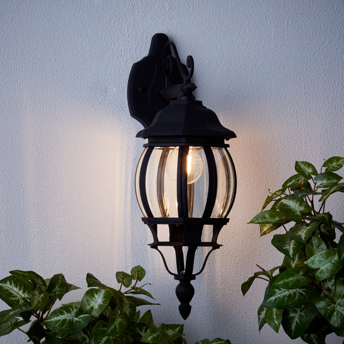 Istria Schwarz außenlampe Von Brilliant - Die klassische Außenwandleuchte Istria sorgt sowohl für dekoratives Licht als auch für mehr Sicherheit am Eingang oder entlang der Fassade.