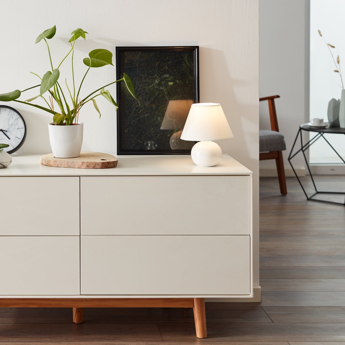 Primo 23cm Weiß tischlampe Von Brilliant - Dekorative Tischleuchte mit zeitlosem Design, die sich perfekt als Nachttischlampe oder f&uuml;r stimmungsvolles Licht in Ihrem Wohnzimmer eignet.