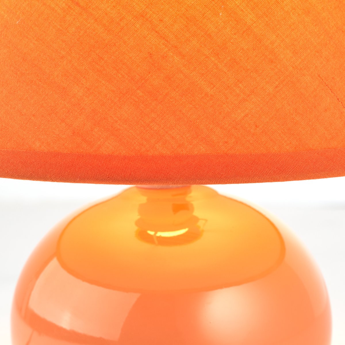 Primo 23cm Orange tischlampe Von Brilliant - Sie besteht aus Textil und Keramik und spendet ein angenehmes Licht.