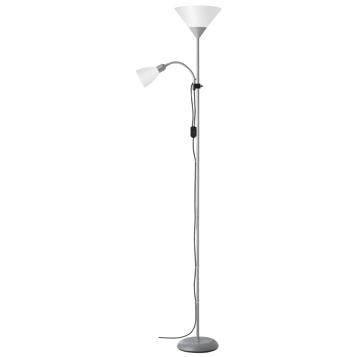 Spari Silber stehlampe Von Brilliant - Diese stilvolle Lampe beleuchtet die Decke und schafft eine gemütliche Atmosphäre, während der verstellbare Verriegelungsarm bei Bedarf gerichtetes Licht liefert.