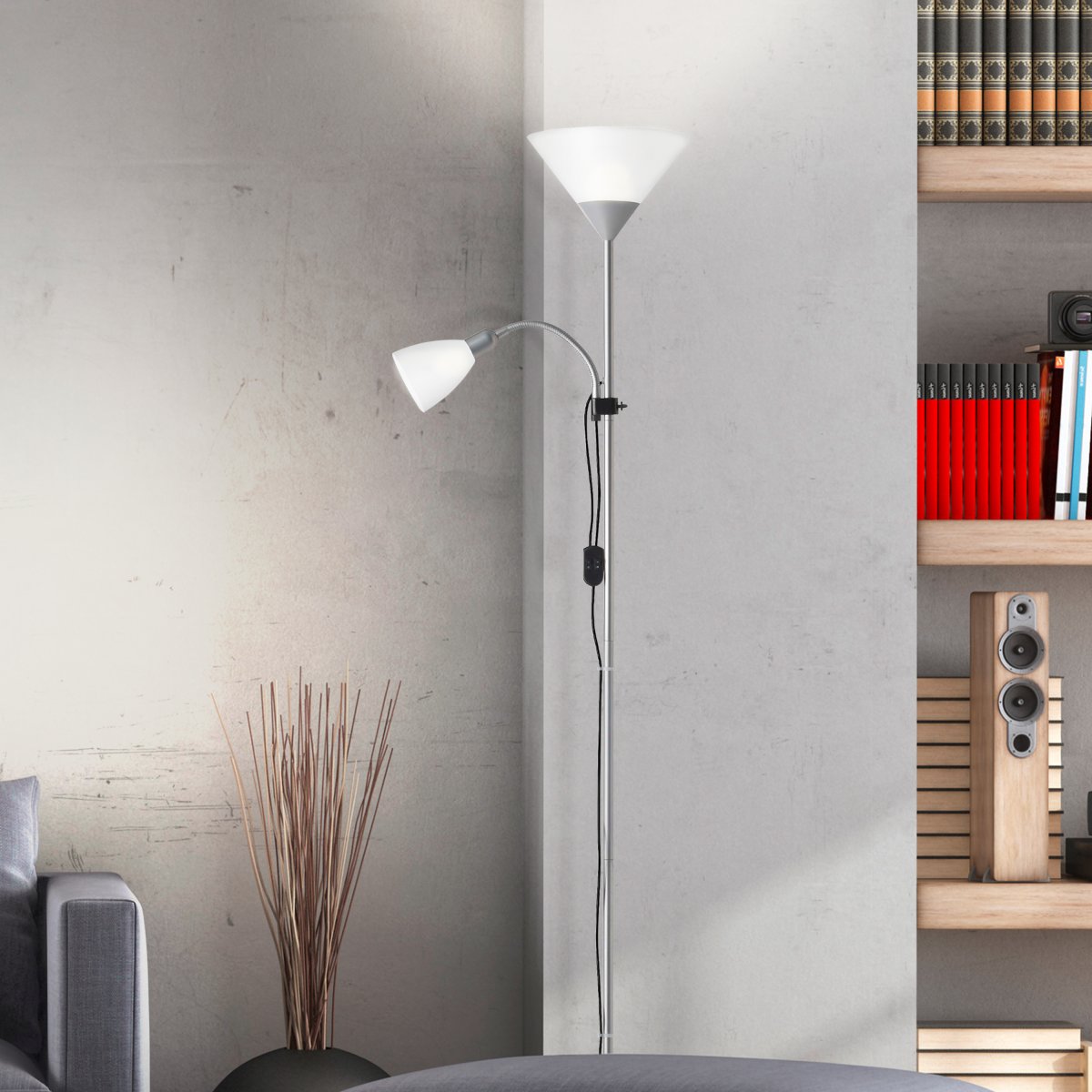 Spari Silber stehlampe Von Brilliant - Diese stilvolle Lampe beleuchtet die Decke und schafft eine gemütliche Atmosphäre, während der verstellbare Verriegelungsarm bei Bedarf gerichtetes Licht liefert.
