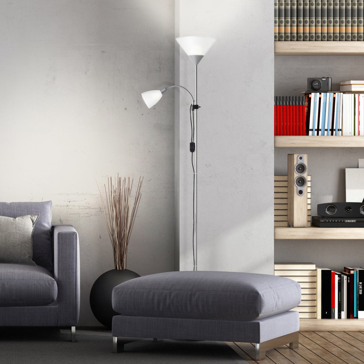 Spari Silber stehlampe Von Brilliant - Diese stilvolle Lampe beleuchtet die Decke und schafft eine gemütliche Atmosphäre, während der verstellbare Verriegelungsarm bei Bedarf gerichtetes Licht liefert.