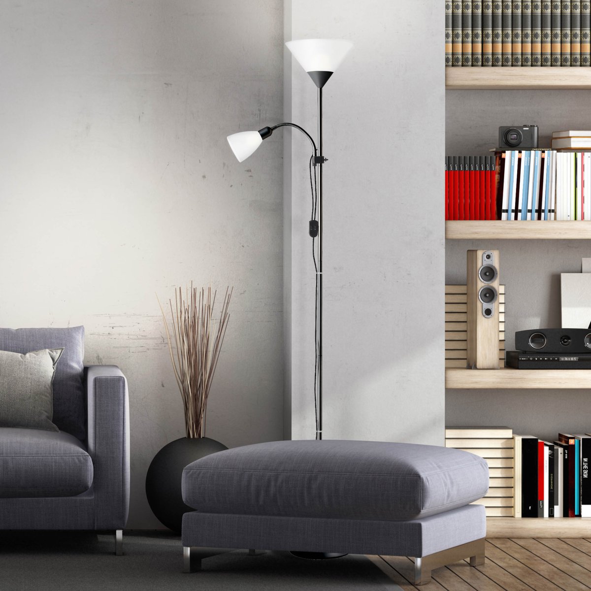 Spari Schwarz stehlampe Von Brilliant - Diese stilvolle Lampe beleuchtet die Decke und schafft eine gemütliche Atmosphäre, während der verstellbare Verriegelungsarm bei Bedarf gerichtetes Licht liefert.