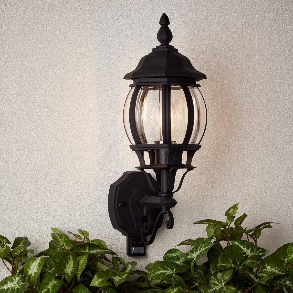 Istria Schwarz außenlampe Von Brilliant - Istria Au&szlig;enwandleuchte im klassischen Design, aus Aluminium gefertigt und gegen Rost und Regen gesch&uuml;tzt (IP23).