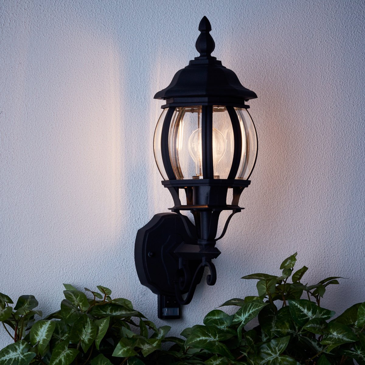 Istria Schwarz außenlampe Von Brilliant - Istria Au&szlig;enwandleuchte im klassischen Design, aus Aluminium gefertigt und gegen Rost und Regen gesch&uuml;tzt (IP23).