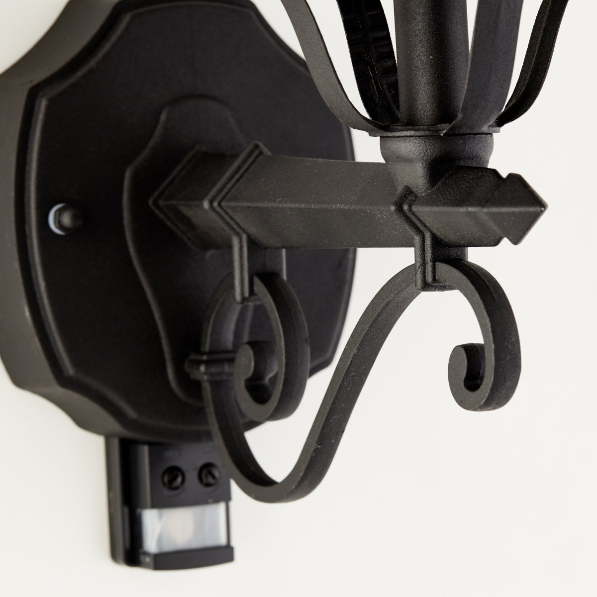 Istria Schwarz außenlampe Von Brilliant - Istria Au&szlig;enwandleuchte im klassischen Design, aus Aluminium gefertigt und gegen Rost und Regen gesch&uuml;tzt (IP23).