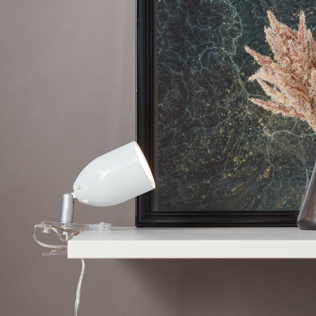 Leo Weiß klemmlampe Von Brilliant - Die Klemmleuchte Leo ist eine flexible Beleuchtungslösung, die sich bei begrenztem Platz einfach an Tischkanten oder Regalen befestigen lässt.
