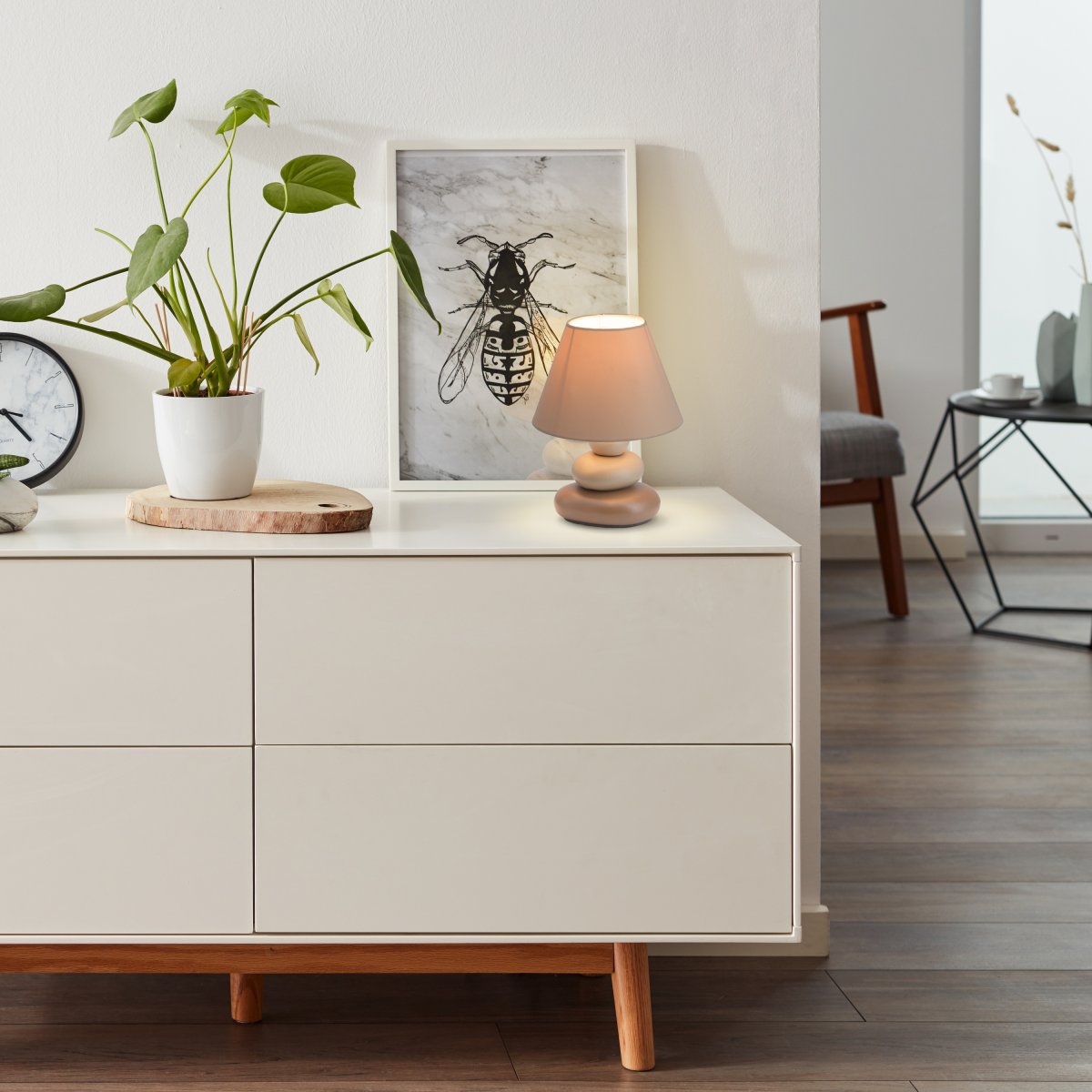 Paolo 23cm Braun tischlampe Von Brilliant - Mit ihrem schlichten und harmonischen Design fügt sie sich in verschiedene Einrichtungsstile ein.