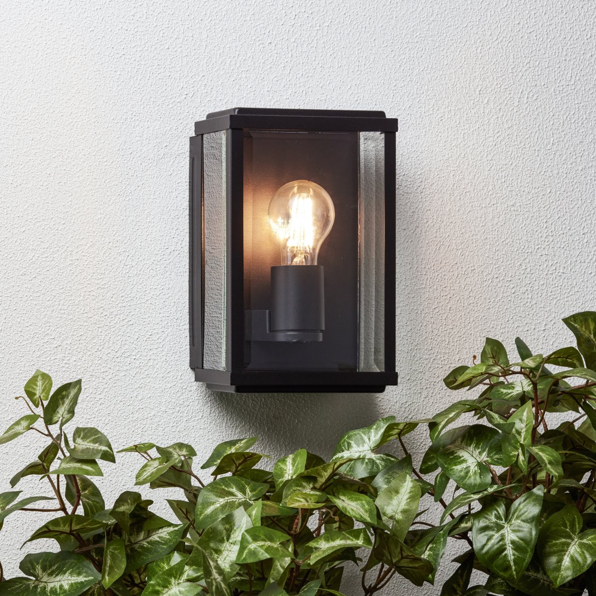 Gaia Schwarz außenlampe Von Brilliant - Die Außenwandleuchte Gaia eignet sich ideal für die funktionale und stimmungsvolle Beleuchtung Ihrer Haustür oder Fassade.