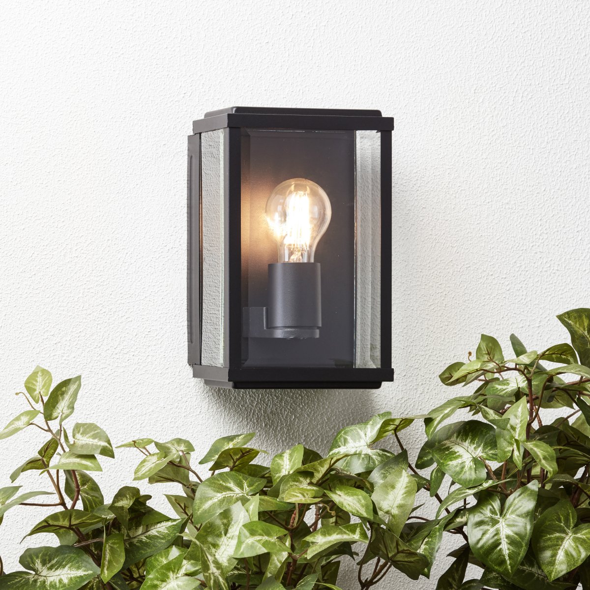 Gaia Schwarz außenlampe Von Brilliant - Die Außenwandleuchte Gaia eignet sich ideal für die funktionale und stimmungsvolle Beleuchtung Ihrer Haustür oder Fassade.